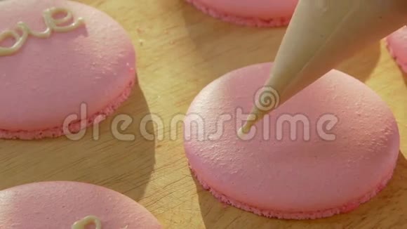 在粉红色的苹果饼干上特写用糕点包装饰视频的预览图