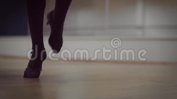 在舞蹈室跳舞的女性腿视频的预览图