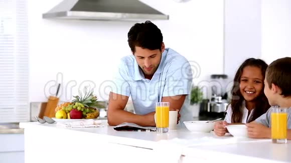 父亲和孩子一起吃早餐喝咖啡视频的预览图