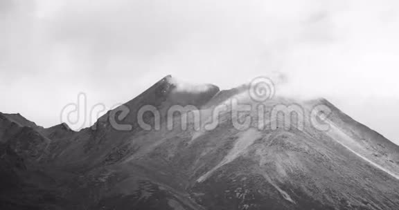 随着时间的推移乌云团团滚过西藏山带来了雪和雨视频的预览图