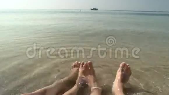 一对夫妇的腿海背景视频的预览图
