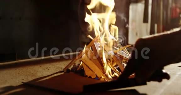 为铁匠工作的壁炉烧火视频的预览图