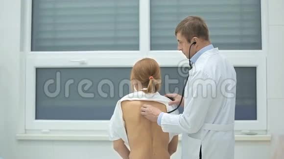 医生用听诊器检查病人的肺视频的预览图
