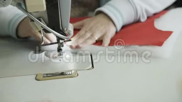 用缝纫机缝合衣服的工艺4K视频的预览图
