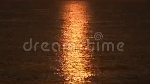 太阳从海上升起视频的预览图
