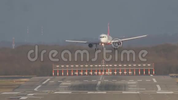 客机降落在机场的跑道上视频的预览图