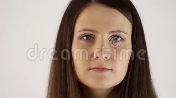 一个年轻女人表达情感的视频视频的预览图