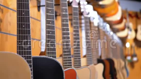很多音响吉他挂在音乐商店里卖乐器视频的预览图