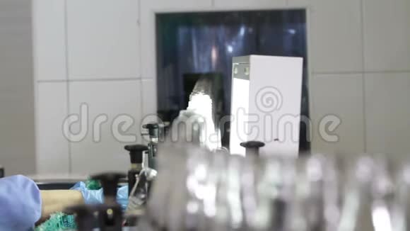 在大工厂用干净的奶瓶输送视频的预览图