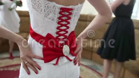 红色丝带背面的新娘胸衣领带视频的预览图