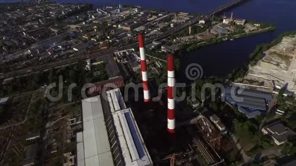 城市工业工厂的烟囱厂区内的鸟瞰工业管道视频的预览图
