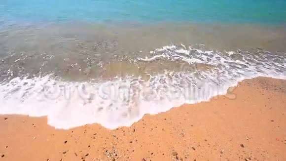蔚蓝海岸的潮汐微风视频的预览图