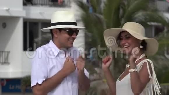 夫妻在度假时跳舞视频的预览图