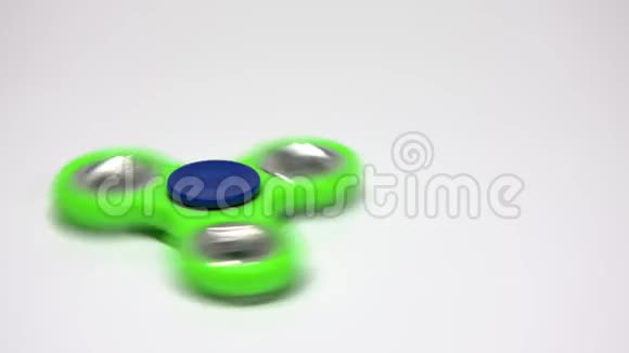 绿色旋转器在白色背景上旋转视频的预览图