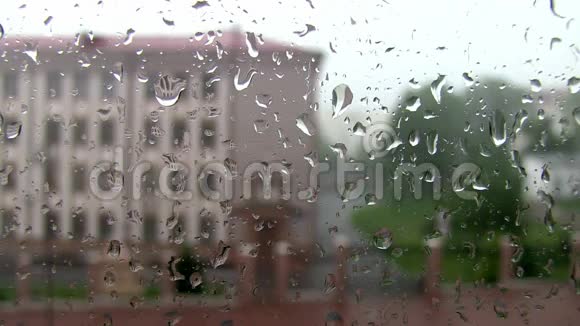 雨天窗户上的雨滴雨天雨背景视频的预览图