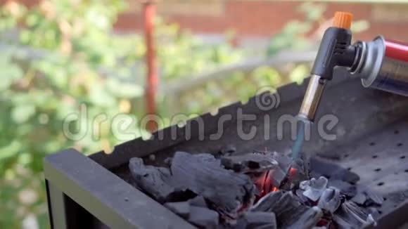 把木头烧成灰烬火焰火焰烧烤或烧烤斯隆莫视频的预览图