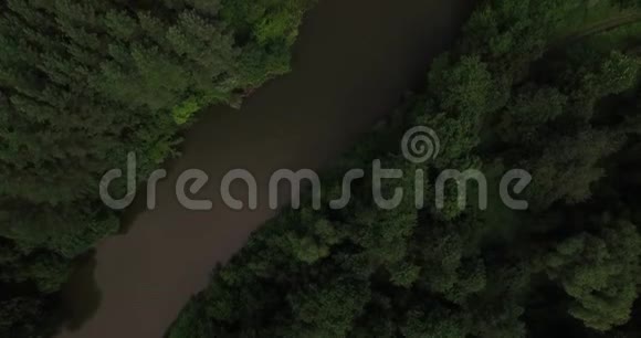 夏季一条小河的鸟瞰图视频的预览图