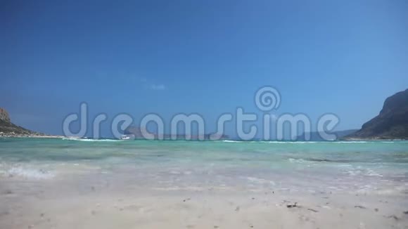 美丽的海景平静的海浪和沙滩视频的预览图