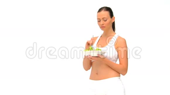 参加体育运动的女人吃沙拉视频的预览图