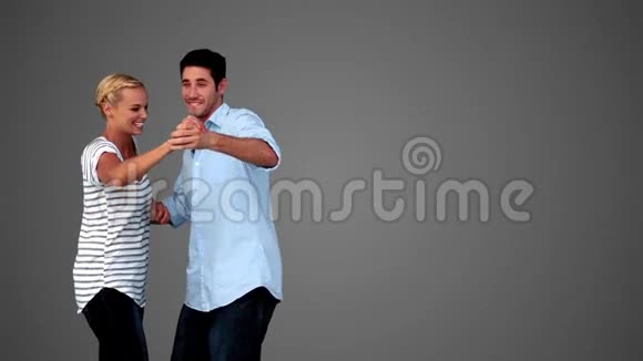 恋人们在灰色背景下一起跳舞视频的预览图