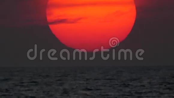 海下灿烂的夕阳视频的预览图