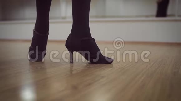 在舞蹈室跳舞的女性腿视频的预览图