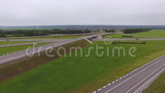 空中观景高速公路交叉口视频的预览图