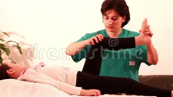 儿童腿部理疗视频的预览图