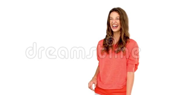 微笑的女人在白色背景下抓篮球视频的预览图