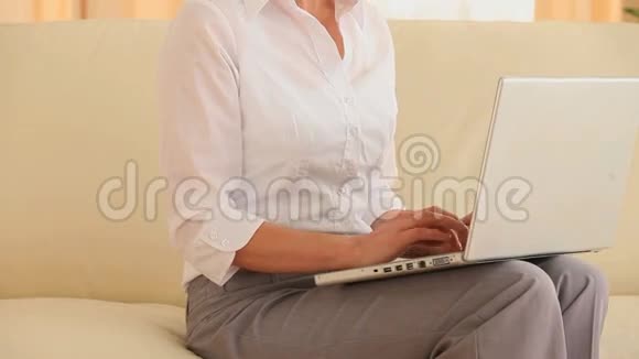 一个在笔记本电脑上工作的女同志视频的预览图