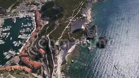 在博尼法西奥码头上空飞行的录像科西嘉视频的预览图
