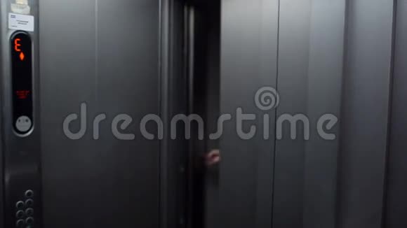 年轻女子在电梯里打草惊蛇视频的预览图