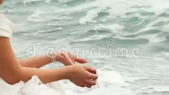 漂亮女人把珍珠扔进黑海视频的预览图
