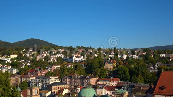 巴登巴登从顶部红色屋顶的城市视频的预览图