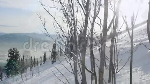 冬季山脉全景雪莱格什的滑雪斜坡缓慢运动有强烈的耀斑效应视频的预览图
