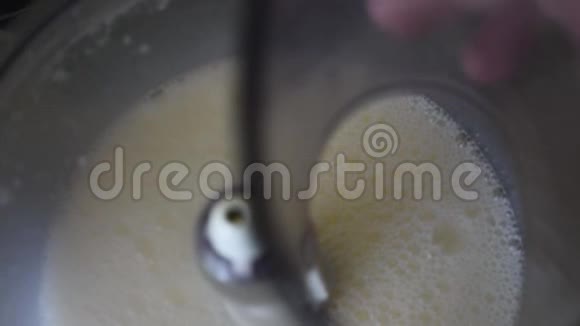 在食品加工机中搅拌鸡蛋以制作面团视频的预览图