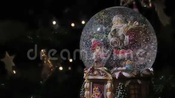 圣诞节雪球前模糊背景与文字空间视频的预览图