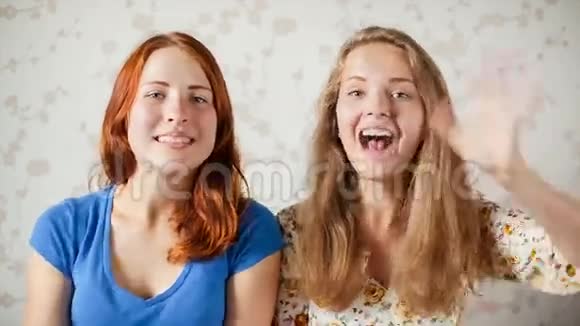 两个女孩通过网络摄像头交流视频的预览图