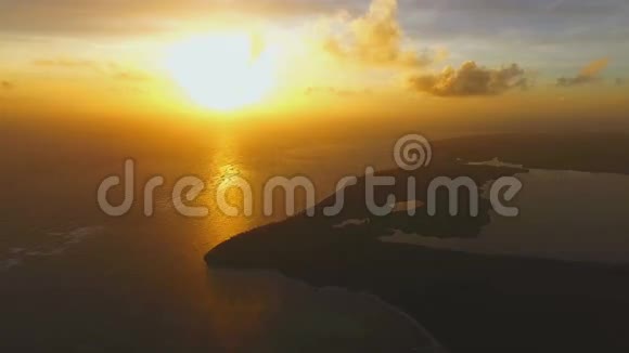 从日落的空气和海洋中的岛屿看起来不可思议视频的预览图