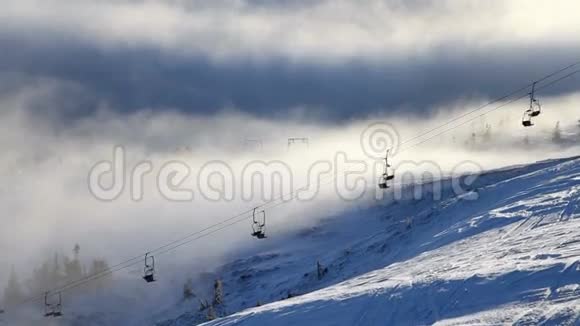 阴天的冬季高山和滑雪电梯视频的预览图