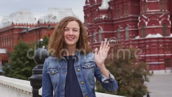 旅游游客挥手问好俄罗斯莫斯科克里姆林宫视频的预览图