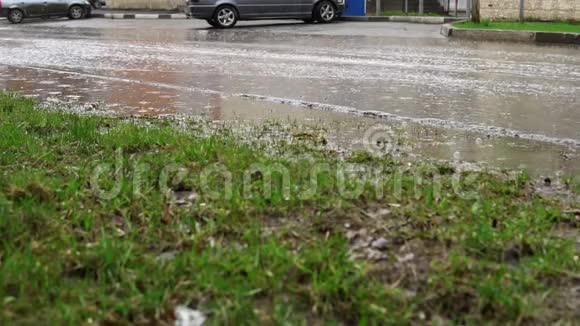 汽车在雨中行驶在被洪水淹没的道路上动作缓慢视频的预览图