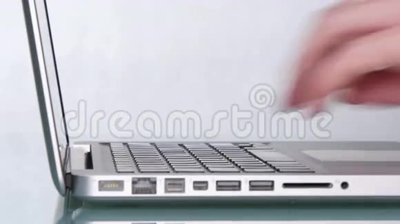 白人年轻人在笔记本电脑上打字视频的预览图