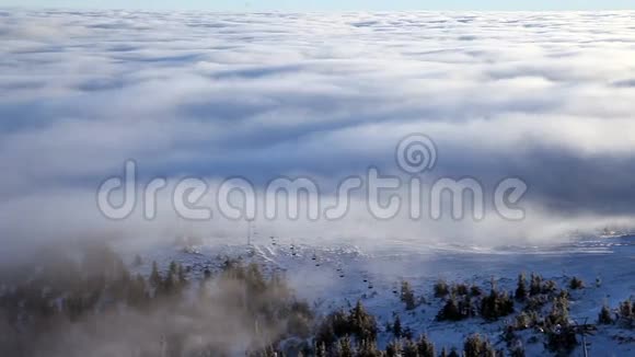 阴天的冬季高山和滑雪电梯视频的预览图