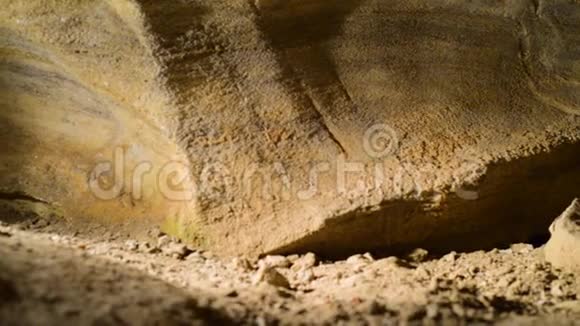 砂岩沙石墙洞视频的预览图