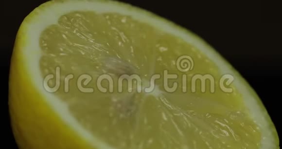 鲜榨果汁的美味柠檬汁半个柠檬视频的预览图