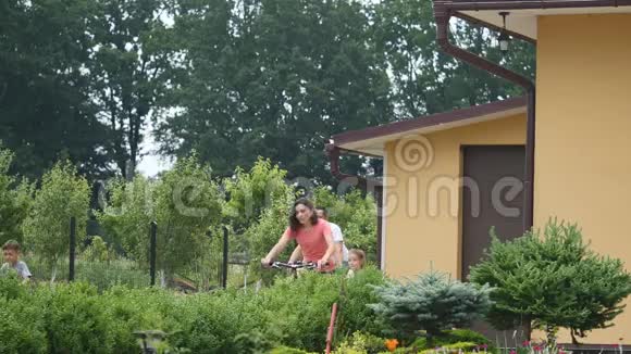 健康的家庭一起在户外骑自行车视频的预览图