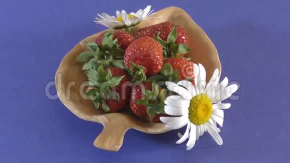 新鲜多汁的草莓视频的预览图