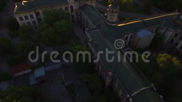 日落时城市背景的老大学校园视频的预览图