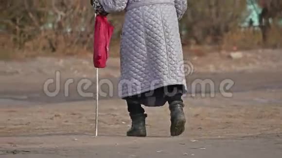 老奶奶是冬天的路拄着拐杖贫困养老俄罗斯视频的预览图